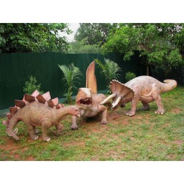 Dinosaurier Dimetrodon, Stegosaurus und Triceratops lebensgroß