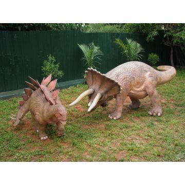 Dinosaurier Triceratops und Stegosaurus klein lebensgroß