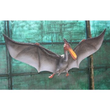 Dinosaurier Pterosaurus fliegend lebensgroß
