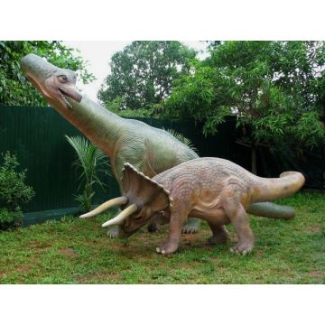 Dinosaurier Brachiosaurus und Triceratops lebensgroß