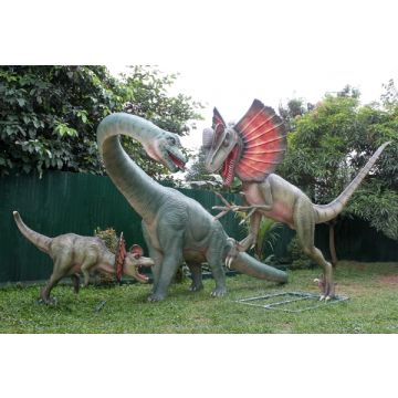 Dinosaurier Velociraptor greift Brachiosaurus an lebensgroß