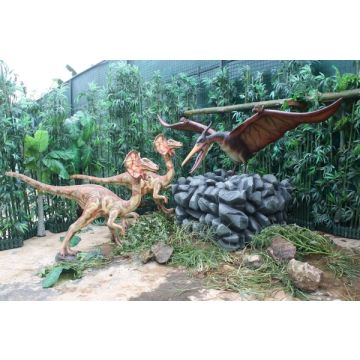 Dinosaurier Pteranodon mit Raptors lebensgroß