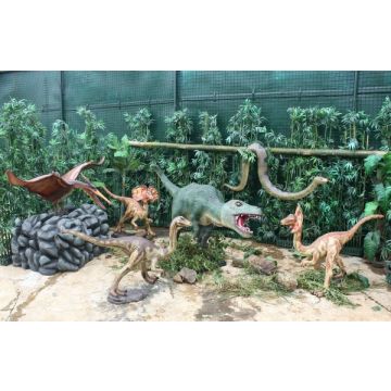 Dinosaurier Pteranodon, Tyrannosaurus, Raptors und Schlange lebensgroß
