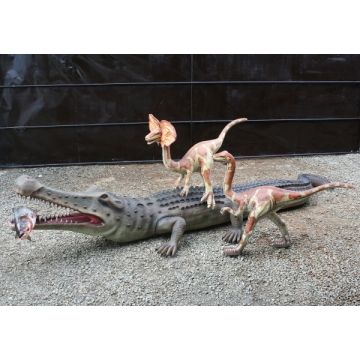 Dinosaurier Sarcosuchus und Raptors lebensgroß
