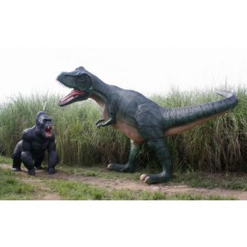 Dinosaurier Tyrannosaurus greift Gorilla an lebensgroß