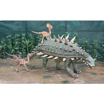 Dinosaurier Gastonia mit kleinen Raptors lebensgroß