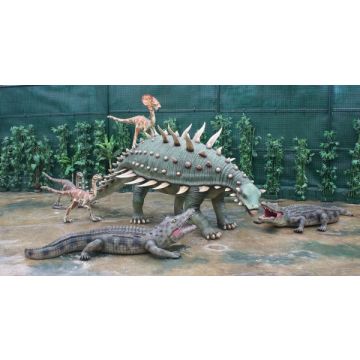 Dinosaurier Gastonia mit kleinen Raptors und Krokodilen lebensgroß