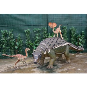 Dinosaurier Edmontonia mit Raptors lebensgroß
