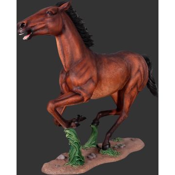 Gallopierendes braunes Pferd auf Sockel lebensgroß