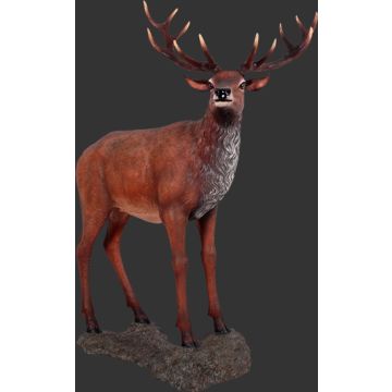 Roter Hirsch stehend auf Base verkleinert