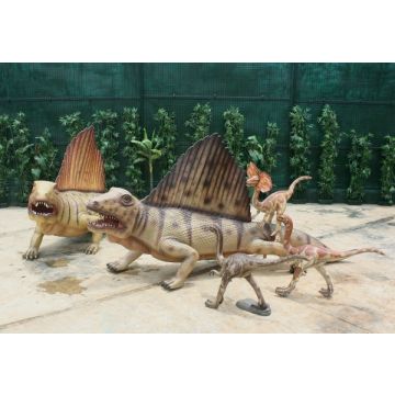 Dinosaurier Dimetrodon mit kleinen Velociraptors lebensgroß