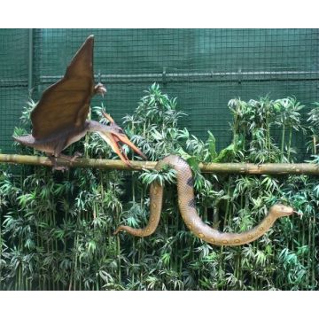 Dinosaurier Pteranodon mit Anakonda lebensgroß