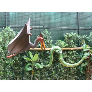 Dinosaurier Pterosaurus mit Anakonda lebensgroß