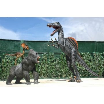 Dinosaurier Spinosaurus greift Gorilla und Raptor an lebensgroß