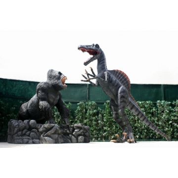 Dinosaurier Spinosaurus greift Gorilla auf Stein an lebensgroß