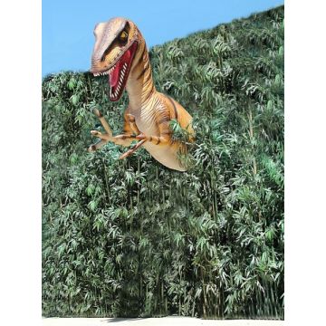 Dinosaurier Velociraptor hinter Bäumen Oberkörper lebensgroß