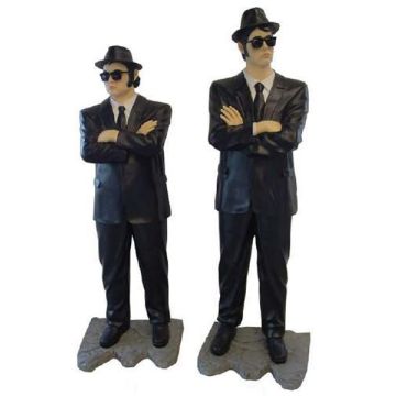große Blues Brothers auf Asphalt lebensgroß