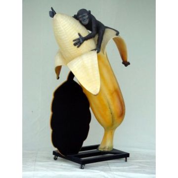 Affe auf Banane mit Display lebensgroß