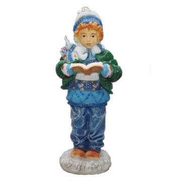 Winterjunge mit Buch lebensgroß