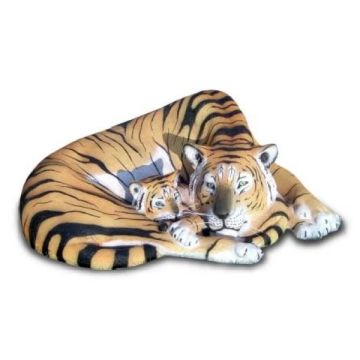 Tigerin mit Jungen lebensgroß