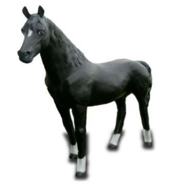Schwarzes Pferd lebensgroß