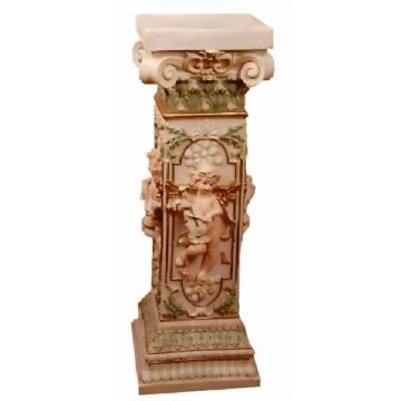 Säule mit Engelfiguren lebensgroß