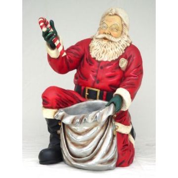 Weihnachtsmann kniend lebensgroß