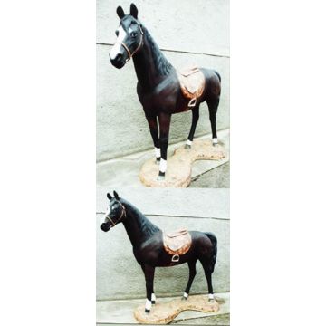 Pferd mit Sockel lebensgroß