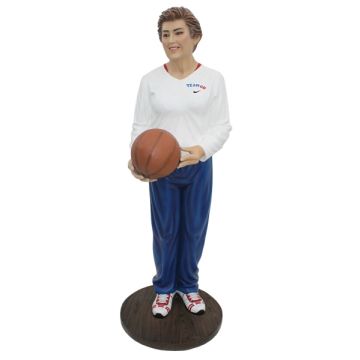Trainer weiblich mit Basketball lebensgroß
