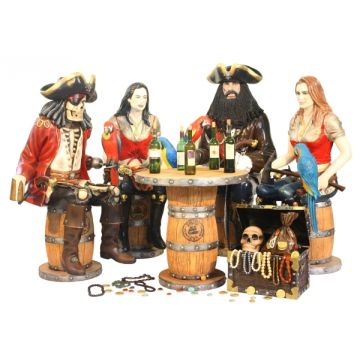 Piraten auf Weinfässern mit Weinfasstisch und Schatztruhe lebensgroß