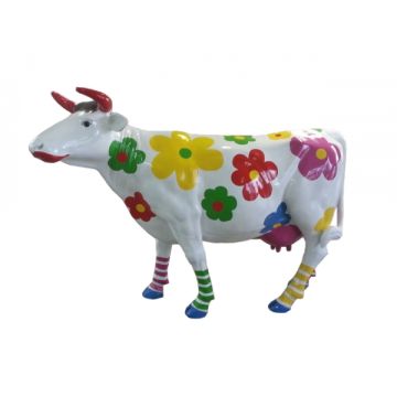 Designerkuh mit Blumen und roten Lippen lebensgroß