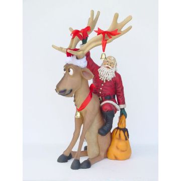 Rentier lustig sitzend mit Weihnachtsmann verkleinert