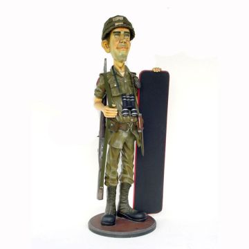 Dünner US Soldat mit Menütafel lebensgroß
