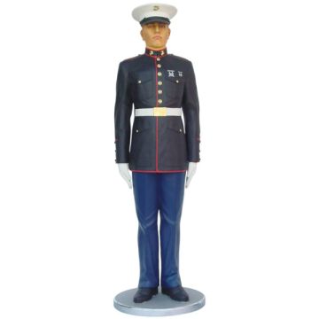 Salutierender Marine Offizier lebensgroß
