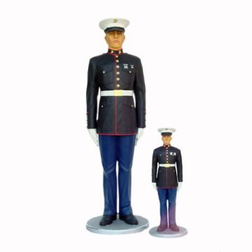 kleiner salutierender Marine Offizier verkleinert