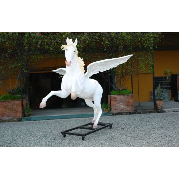 großer weißer Pegasus lebensgroß