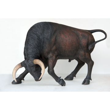 Großer Stier mit gesenktem Kopf lebensgroß