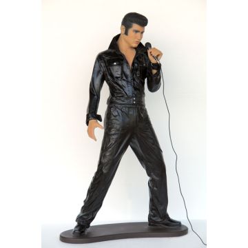 Junger stehender Elvisdouble singend mit Mikrofon lebensgroß