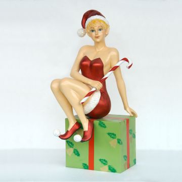 Weihnachtsfee sitzend auf Geschenk lebensgroß