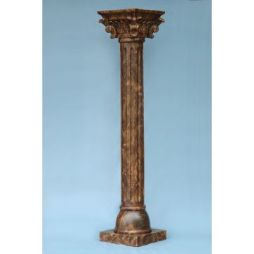 Große Säule in brauner Marmoroptik lebensgroß
