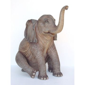 Baby Elefant sitzend lebensgroß