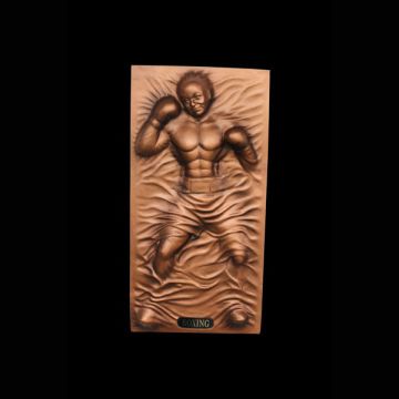 Boxer als bronzefarbende Wandtafel verkleinert