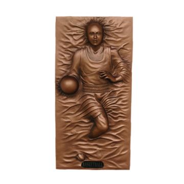 Basketballspieler als bronzefarbende Wandtafel verkleinert