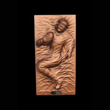 Footballspieler als bronzefarbende Wandtafel verkleinert