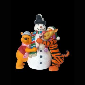 Schneemann wird von Tigger und Pooh umarmt lebensgroß