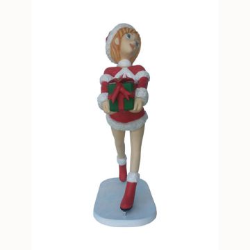 Weihnachtsmädchen auf Schlittschuhen mit Geschenk lebensgroß