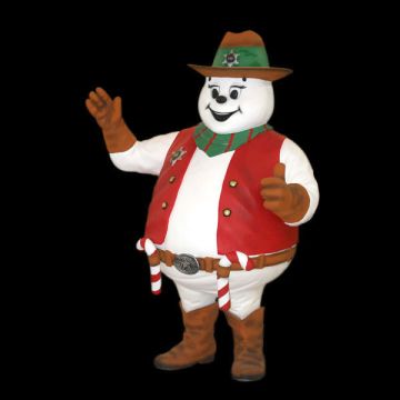 großer Schneemann als Sheriff mit Zuckerstangen lebensgroß