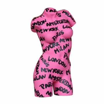 Weiblicher Torso in Pink mit künstlerischer Beschriftung lebensgroß