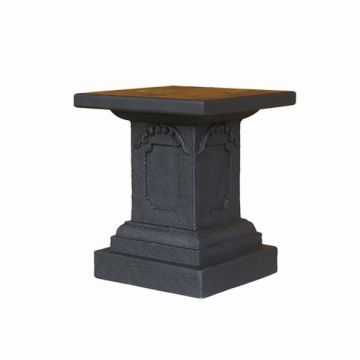 schwarzes klassisches Podest lebensgroß