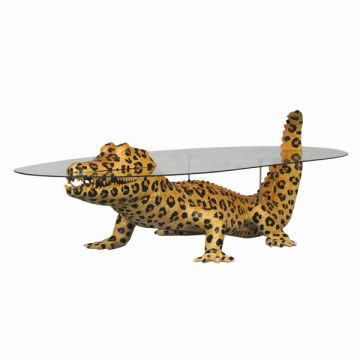 Kaiman im Leopardenlook als Couchtisch lebensgroß